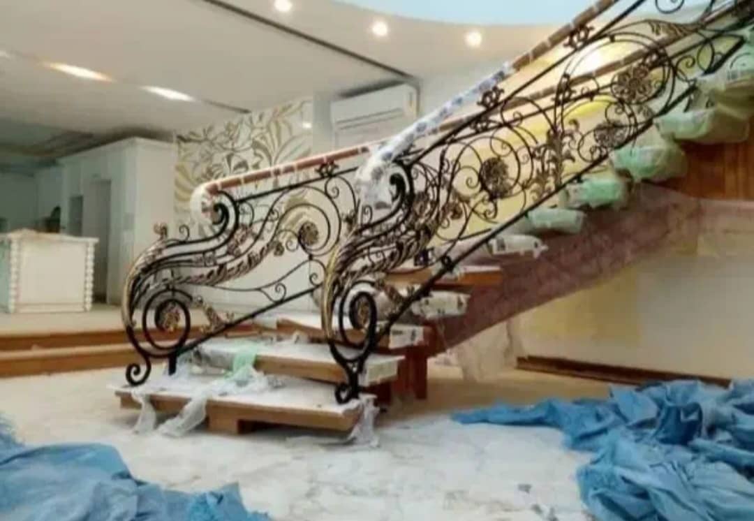 ساخت و اجرای پله گرد فلزی سایبورگ در مشهد